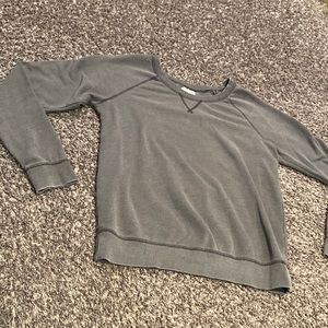 4/$10✨ grey crew neck shirt